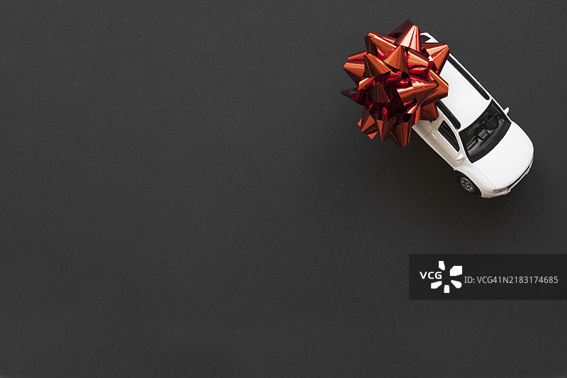 带红色蝴蝶结的玩具车图片素材