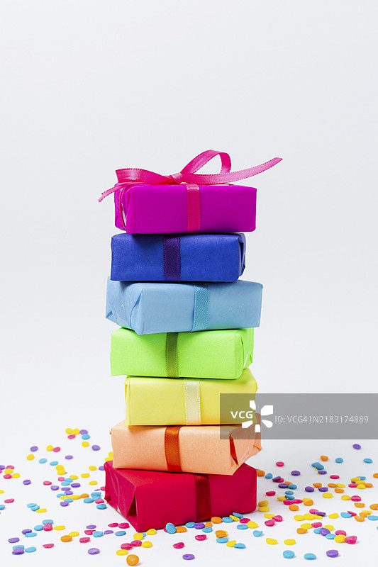 彩虹主题的生日派对礼物图片素材