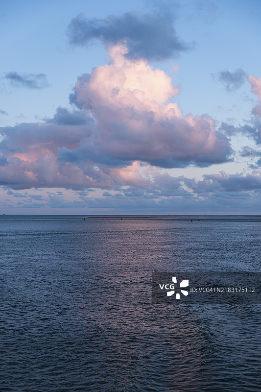 荷兰特尔谢林附近北海上空的多云天空图片素材