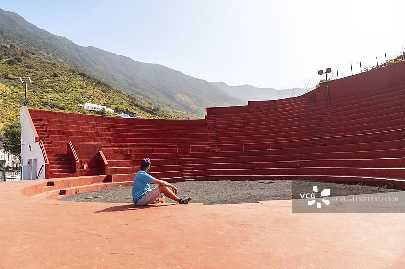 一位游客正在参观位于埃尔希罗岛（Canary Islands）拉弗龙特拉（La Frontera）附近的圣母烛光教堂（Nuestra Señora de Candelaria）旁的圆形剧场。图片素材