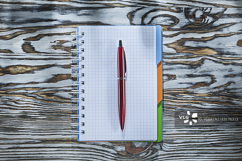 格子空白笔记本和木板上的笔图片素材