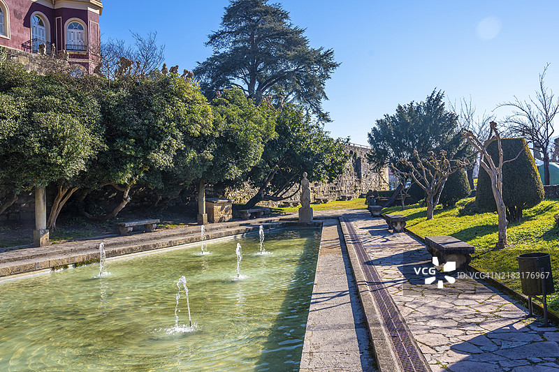 吉普斯夸省的富恩特拉比亚或霍恩达里比亚市。巴斯克地区。城墙和圣尼古拉斯门旁的水泉。图片素材