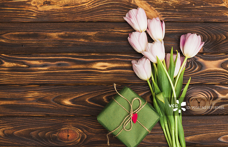 花束礼品盒放在桌子上图片素材