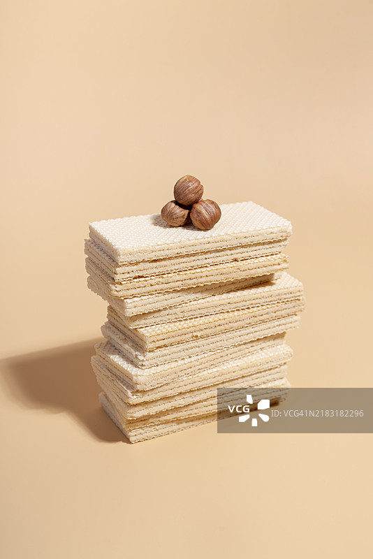 高角度拍摄的榛子顶层薄饼图片素材