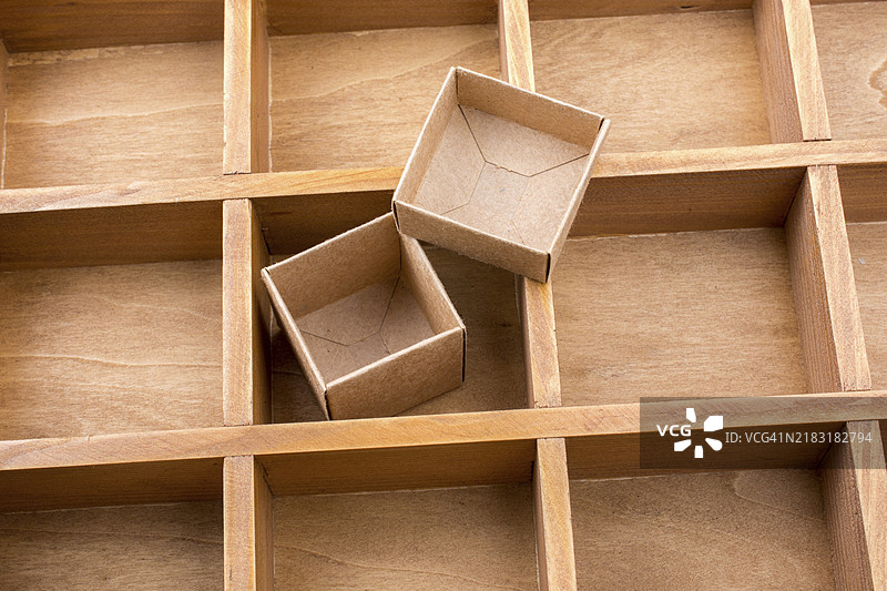 一个木箱内有隔间的纸板箱图片素材