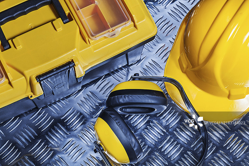 耳机工具箱放在波纹金属板上图片素材