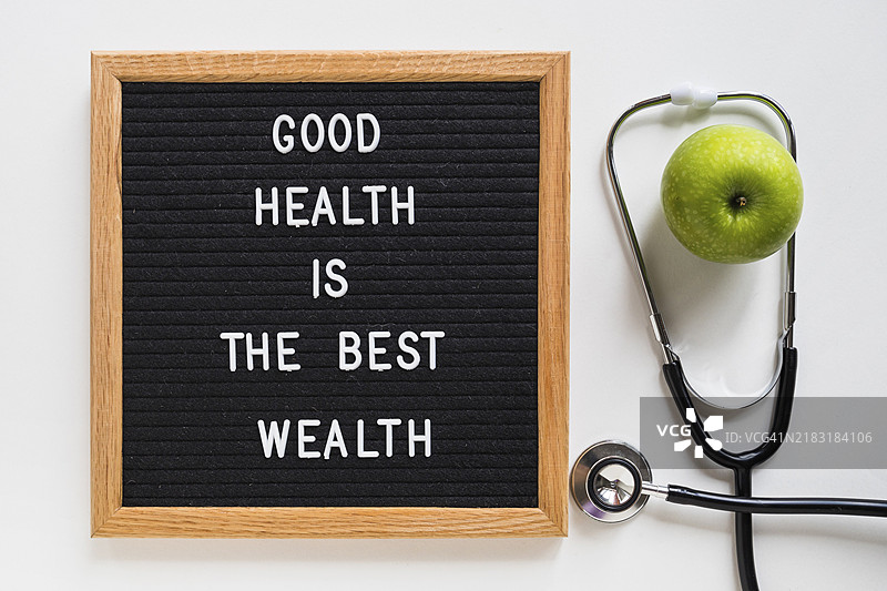 健康信息板，配有绿色苹果和听诊器，背景为白色图片素材