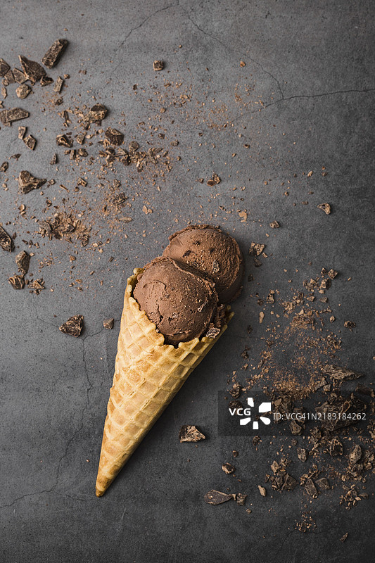 平铺的冰淇淋锥形甜筒放在桌子上图片素材