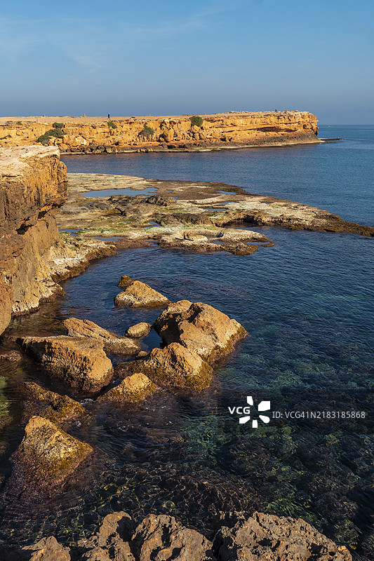 位于西班牙白色海岸的阿利坎特省，托雷维耶哈沿海小镇的洛斯洛科斯海滩旁的卡拉科尔努达，靠近库拉海滩，地处地中海。图片素材