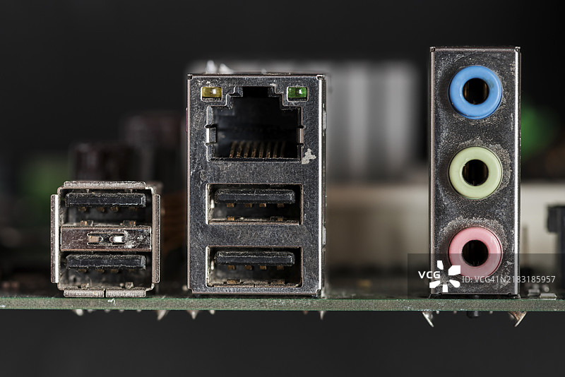 受损电脑部件的特写镜头图片素材