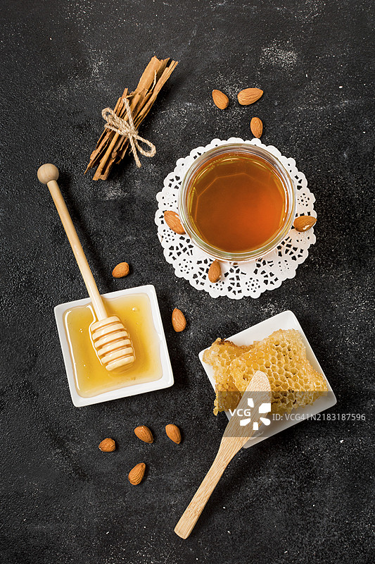 俯视图的茶与蜂蜜图片素材