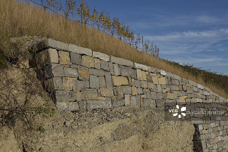 葡萄园墙的翻新，砌体，干石墙，葡萄园，英尔芬根，科赫塔尔，科赫，霍恩洛赫，海尔布隆-弗兰肯，巴登-符腾堡，德国，欧洲图片素材