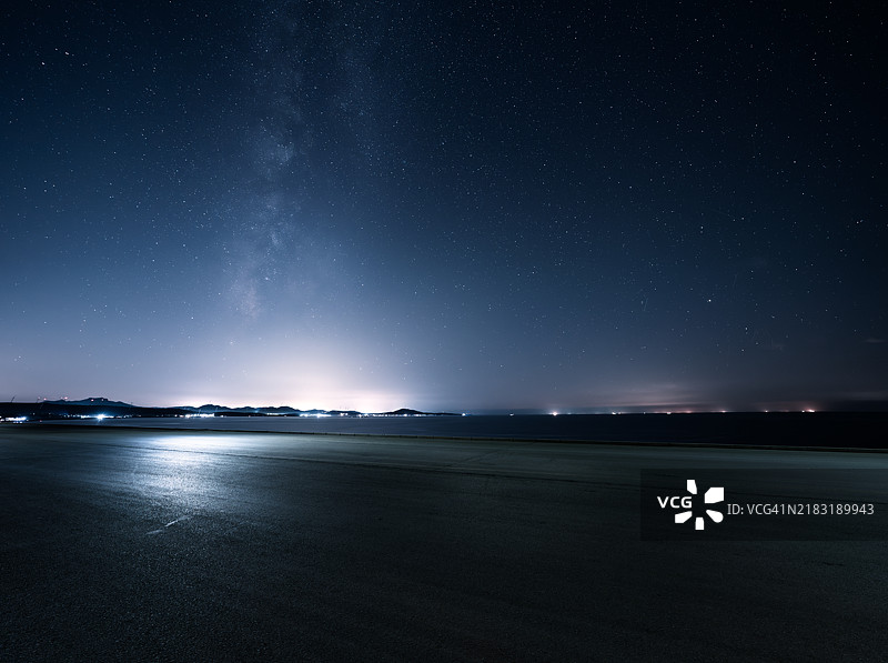 空旷的道路与海洋和银河相对照图片素材