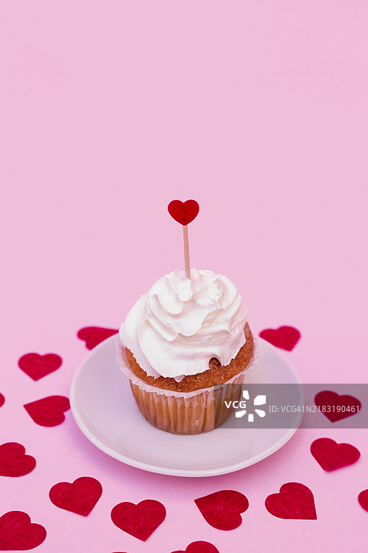 美味的蛋糕上装饰着奶油心形图案图片素材