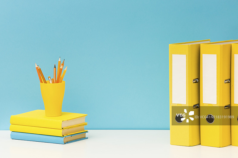 书本堆叠文件夹的空白空间图片素材