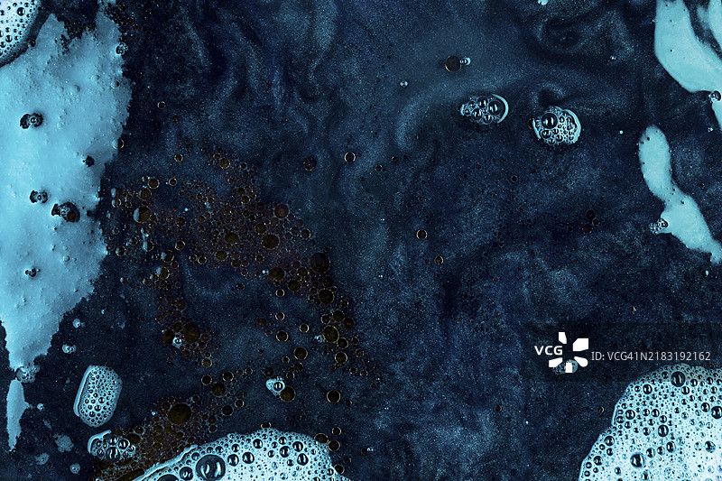 蓝色液体与黑色斑点图片素材