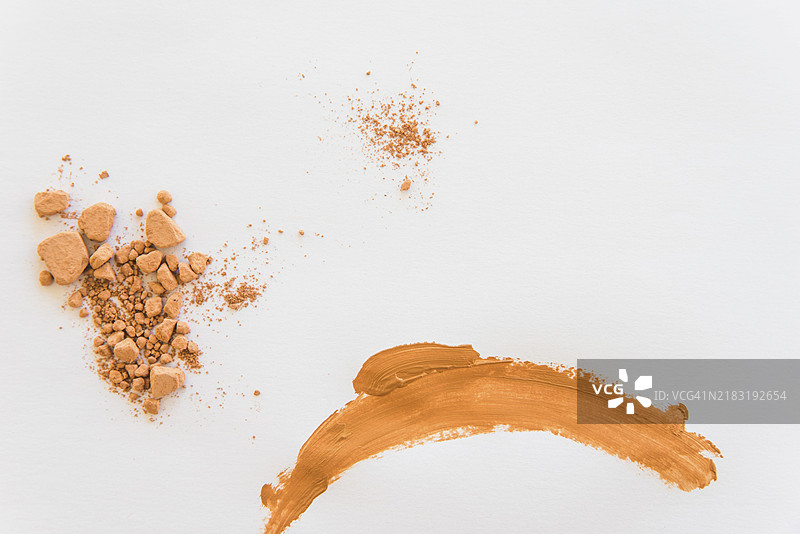 压碎的散粉在白色背景上图片素材