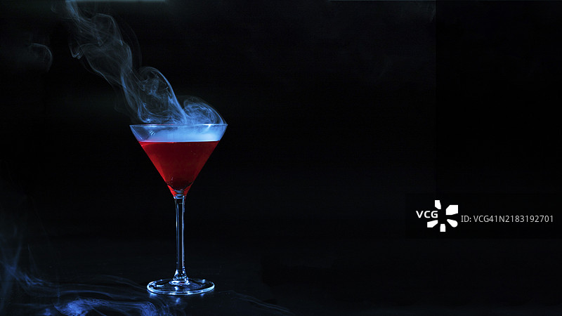 红色烟雾状液体的酒杯图片素材