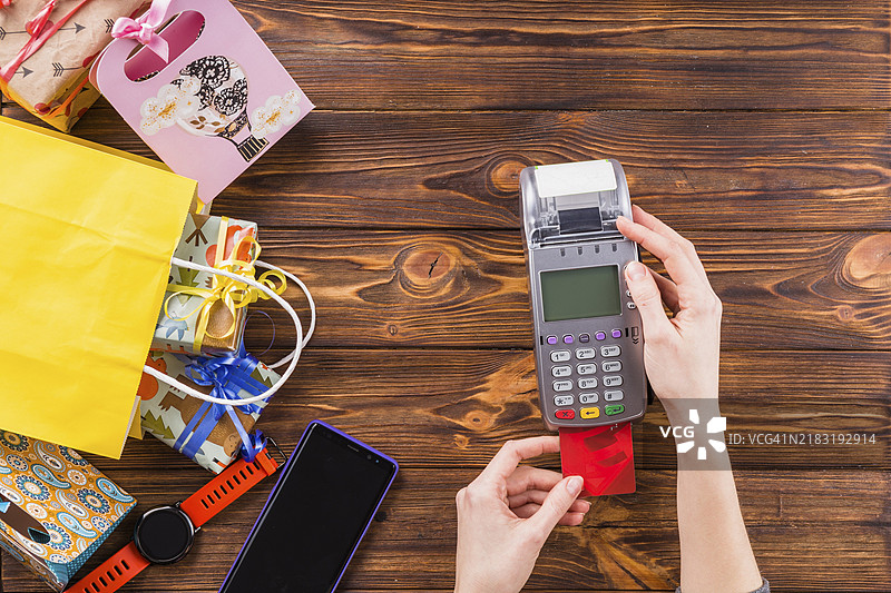 人手在商店使用信用卡刷卡机进行支付图片素材