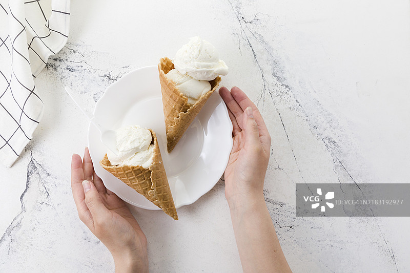 手握盘子，盘子里放着美味的甜点图片素材