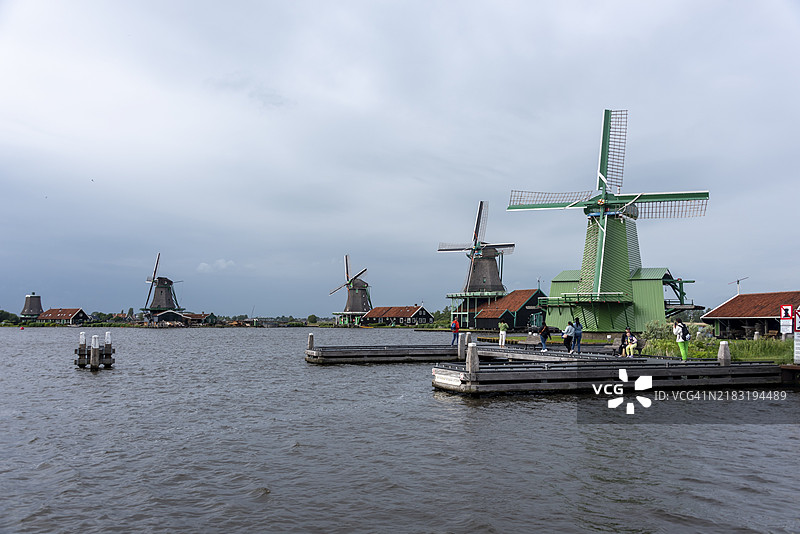 荷兰北荷兰省赞丹市赞萨斯汉斯的扎恩河岸上的历史风车图片素材