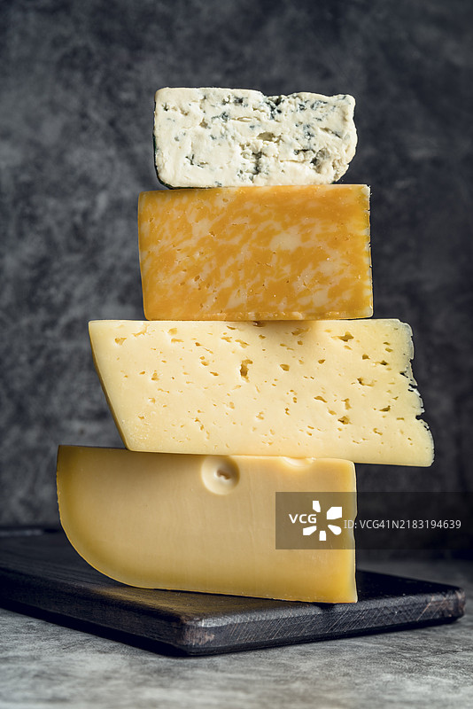 美味的奶酪堆叠在一起图片素材