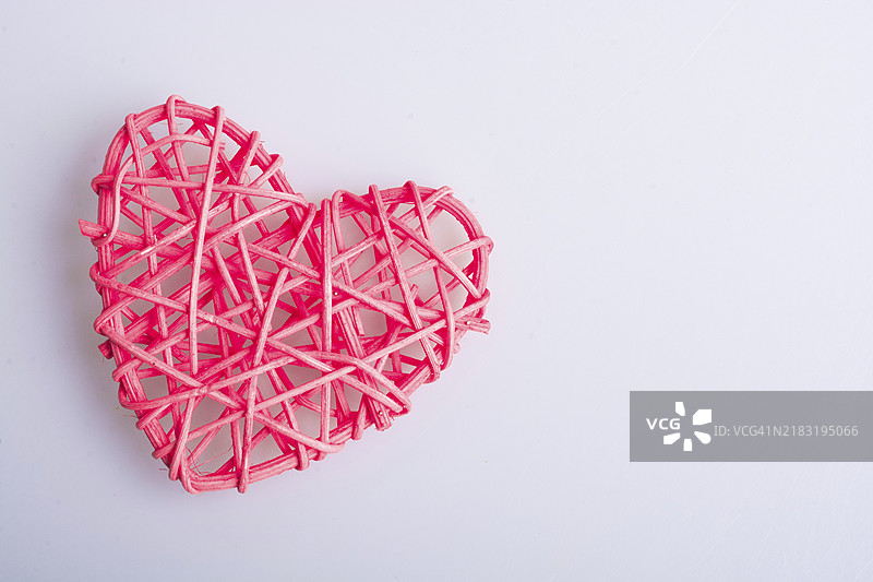 手工编织的草心或情人节物品在视野中图片素材