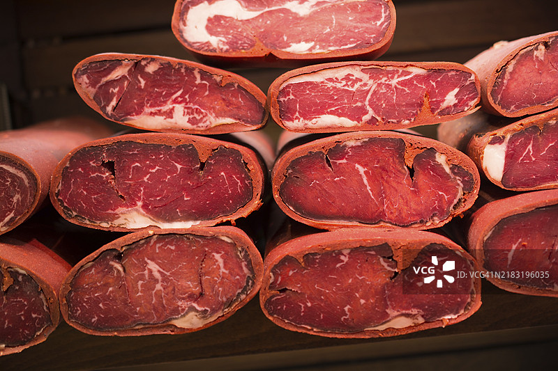奥斯曼帝国料理中的高度调味风干腌制牛肉图片素材