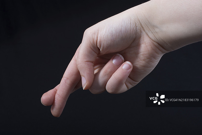 交叉手指的符号，象征着迷信、运气或谎言的手势图片素材