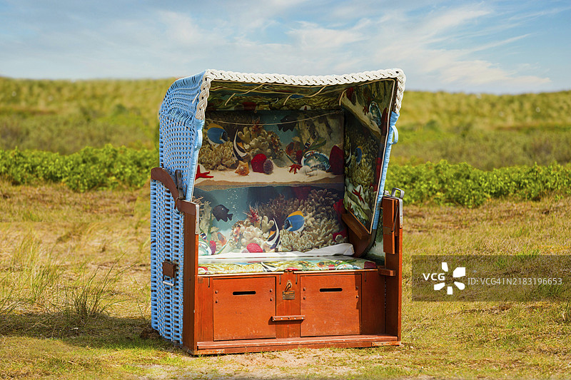 海滩椅上有深海装饰的座位图片素材