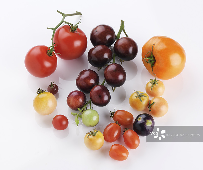 有机传家宝番茄孤立在白色背景上图片素材