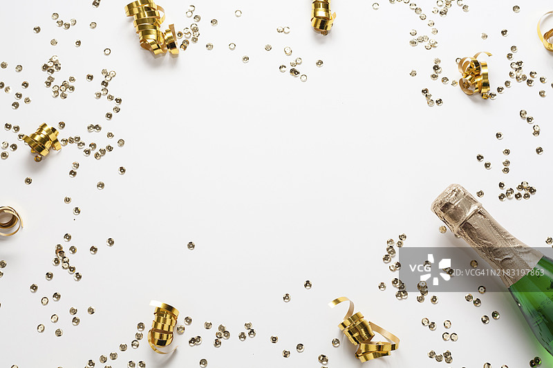 金色彩纸屑框架与香槟瓶图片素材