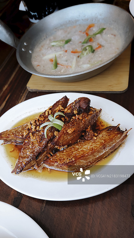 垂直视角的金枪鱼阿多博和金枪鱼比科尔快餐，正宗传统菲律宾菜肴图片素材