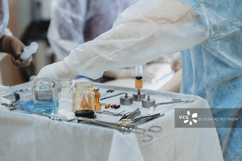 在手术室准备手术器械图片素材
