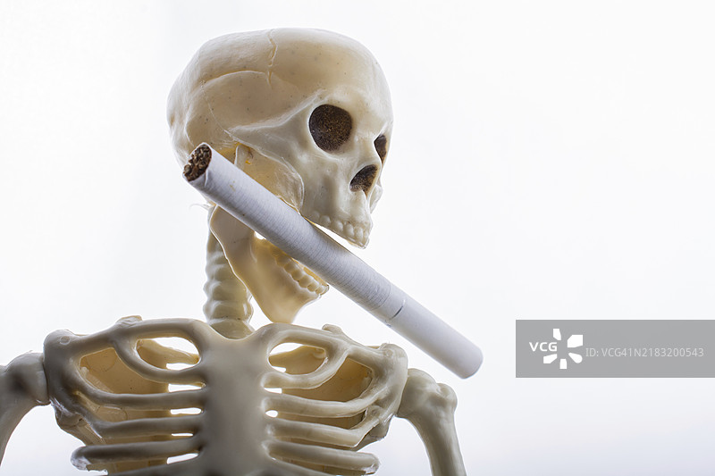 吸烟的人类骨骼。世界无烟日，戒烟或停止吸烟！图片素材