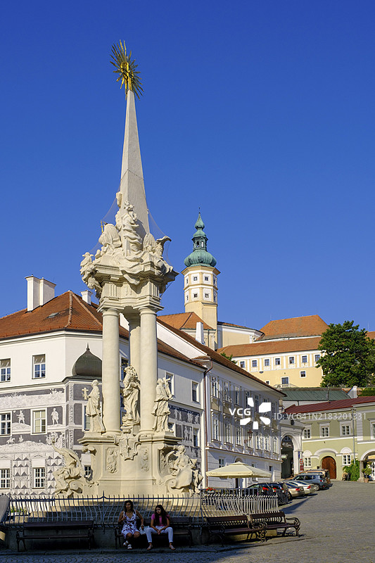 市场广场,市政厅,波莫纳喷泉和三位一体柱,圣文塞斯拉斯教堂,老城区,米库洛夫,布雷克拉夫区,南摩拉维亚州,捷克共和国,欧洲图片素材
