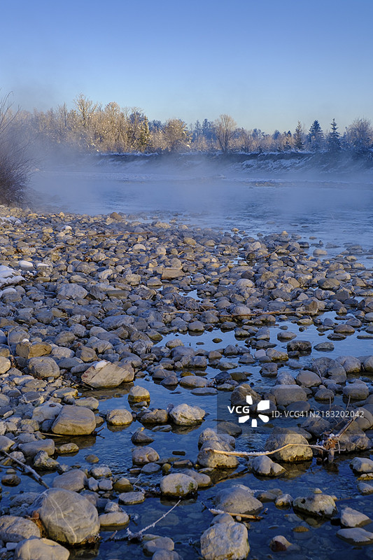 冬季的伊萨河日出，位于阿尔茨巴赫附近的伊萨河泛滥平原，德国上巴伐利亚，巴伐利亚，欧洲图片素材