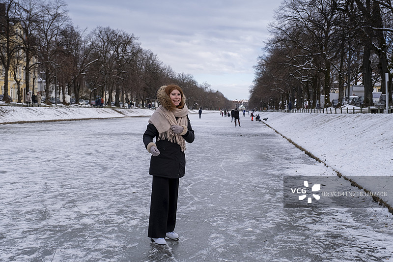 冬季慕尼黑尼姆芬堡宫运河上的滑冰者，巴伐利亚，上巴伐利亚，德国，欧洲图片素材