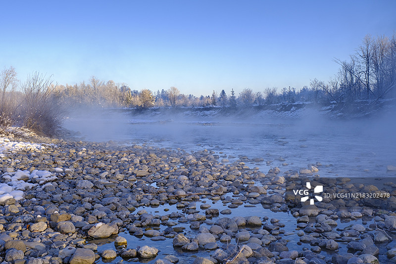 冬季的伊萨河日出，位于阿尔茨巴赫附近的伊萨河泛滥平原，德国上巴伐利亚，巴伐利亚，欧洲图片素材