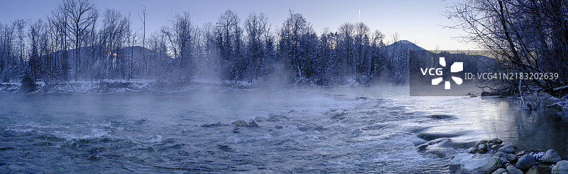 冬季的伊萨河日出,位于阿尔茨巴赫附近的伊萨河泛滥平原,德国上巴伐利亚,巴伐利亚,欧洲图片素材