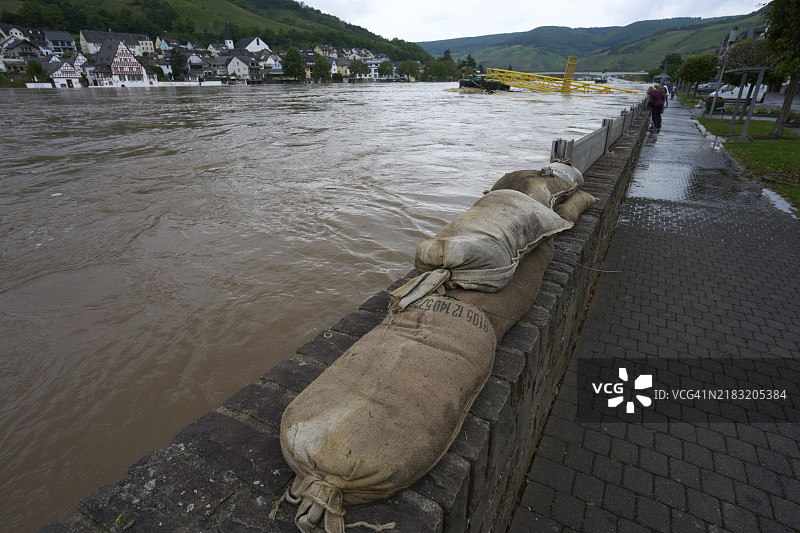 沙袋放置在泽尔的防洪墙上。几个小时后，摩泽尔河的洪水将涌入泽尔的历史中心。泽尔，莱茵兰-普法尔茨，德国，欧洲图片素材