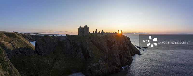 邓诺塔城堡，悬崖上的城堡遗址，日出时分，航拍，斯通黑文，阿伯丁郡，苏格兰，英国图片素材