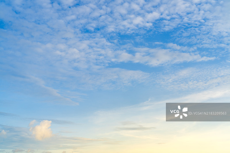 宁静的蓝天与蓬松的白云在明亮的日子里图片素材