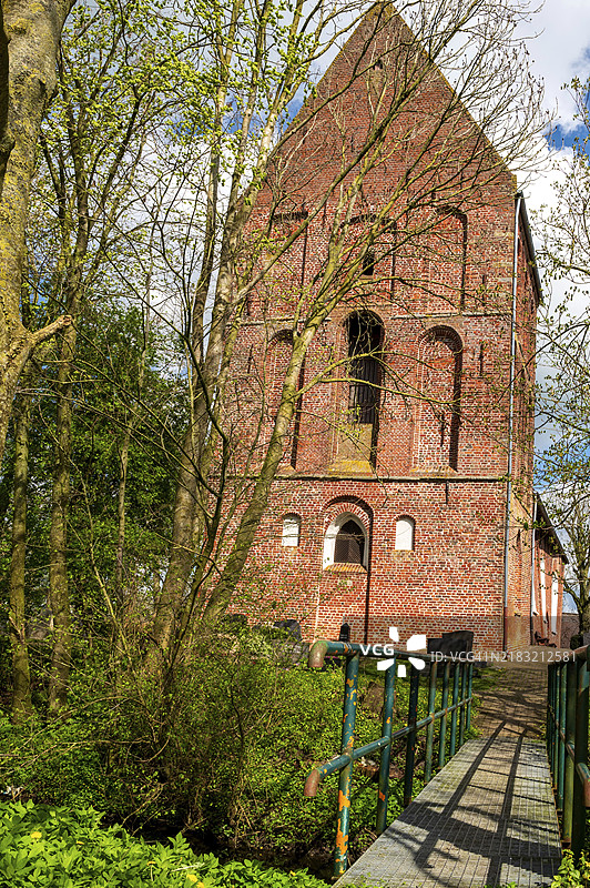 苏尔胡森的改革宗教会，著名的倾斜教堂塔，位于希特市，奥里希区，东弗里西亚，下萨克森，德国，欧洲图片素材