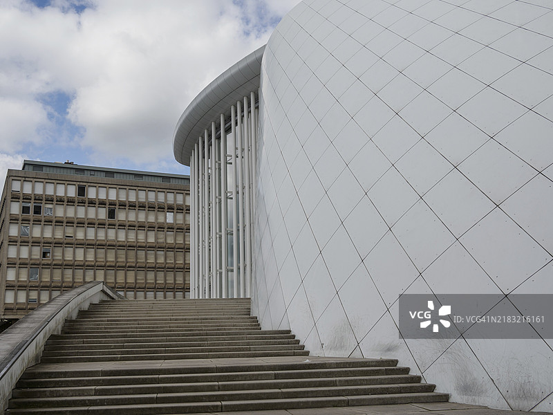 通向现代建筑的弯曲楼梯，具有时尚的建筑元素，卢森堡图片素材