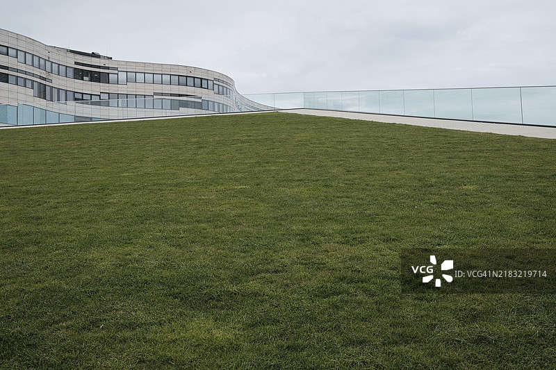 历史市中心的绿地，背后是一座现代建筑，德国杜塞尔多夫，欧洲图片素材