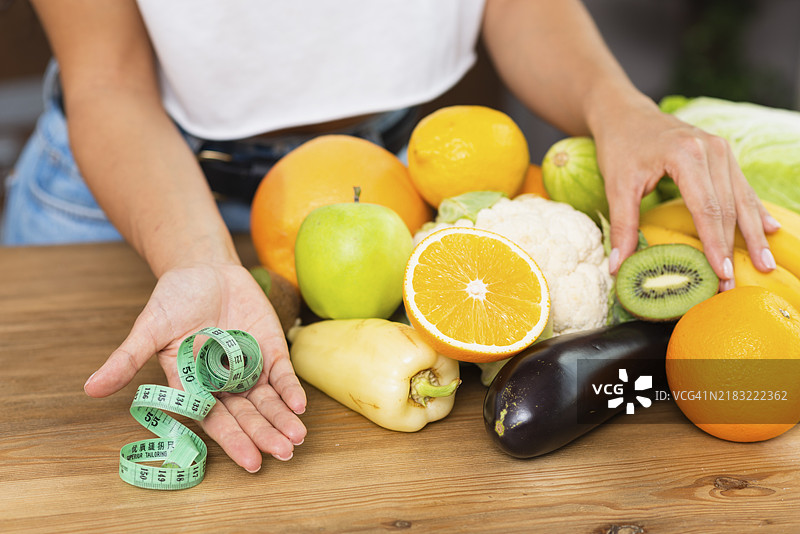 特写镜头下的女性与水果和卷尺图片素材