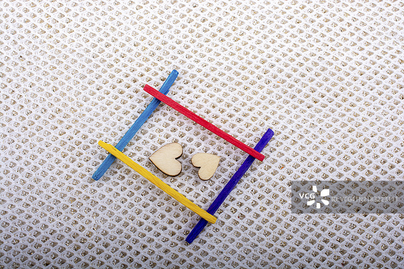 用树枝框住的心形，象征着爱情的概念图片素材