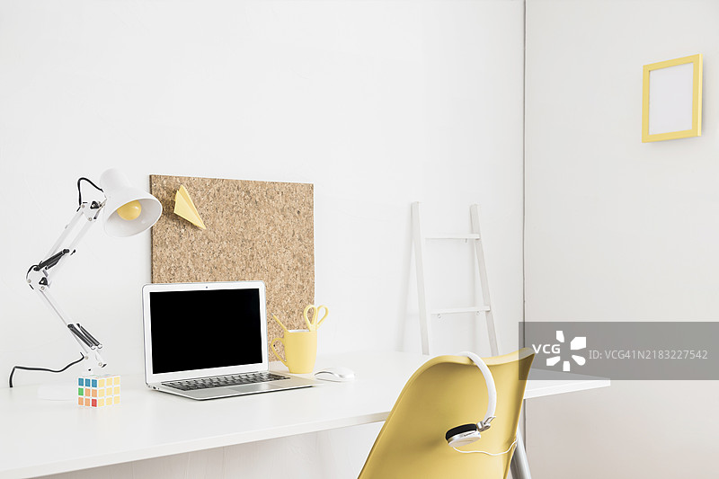 白色房间里的笔记本电脑显示屏模型桌子图片素材