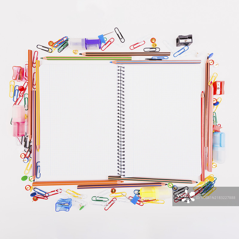 笔记本与文具一起放置图片素材